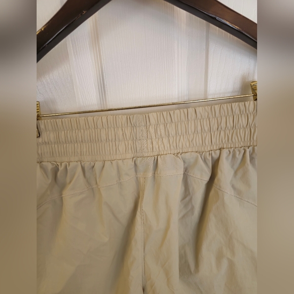 NWT Under Armour Women's Flex Woven 3" Crinkle Loose Shorts Khaki Size Medium - Picture 7 of 13